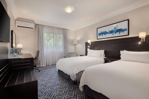 Katil atau katil-katil dalam bilik di Protea Hotel by Marriott Johannesburg Balalaika Sandton