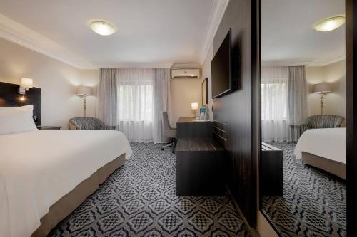 Katil atau katil-katil dalam bilik di Protea Hotel by Marriott Johannesburg Balalaika Sandton