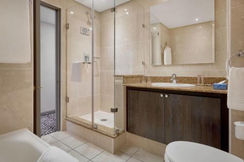 Bilik mandi di Protea Hotel by Marriott Johannesburg Balalaika Sandton