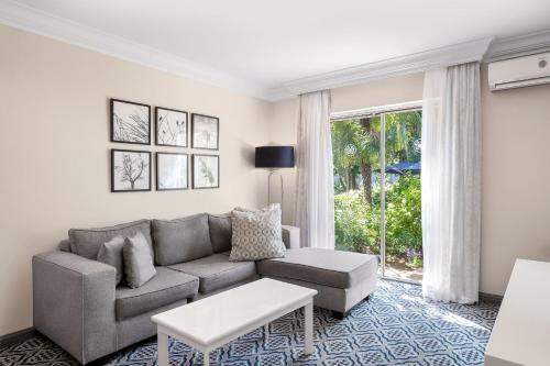 Ruang duduk di Protea Hotel by Marriott Johannesburg Balalaika Sandton