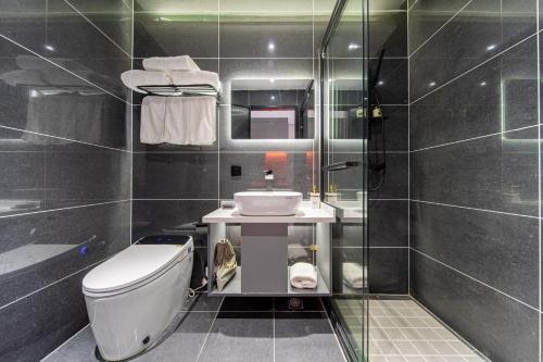 上海市にあるFd Club Hotel - Qian Tanのバスルーム(トイレ、洗面台、シャワー付)