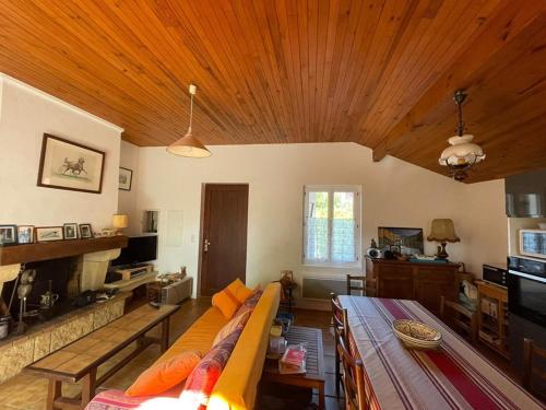 - un salon avec un canapé et un plafond en bois dans l'établissement Charmante maison landaise 6 pers. avec jardin, terrasse, proche plage - Capbreton - FR-1-413-221, à Capbreton