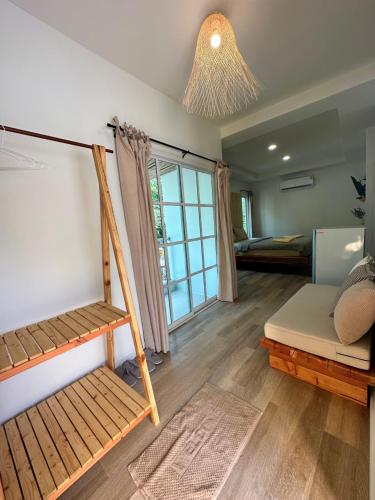 Zimmer mit Etagenbett und Leiter in der Unterkunft Kala Krang Nueng in Ko Samed