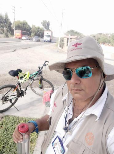 a man wearing a hat and sunglasses holding a drink at Ambigua Hospedaje in Trujillo