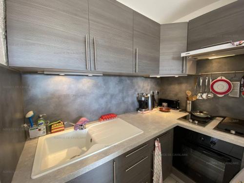 une cuisine avec un évier et un plan de travail dans l'établissement Appartement avec balcon, proche commerces et plages - FR-1-100-309, à Cavalaire-sur-Mer