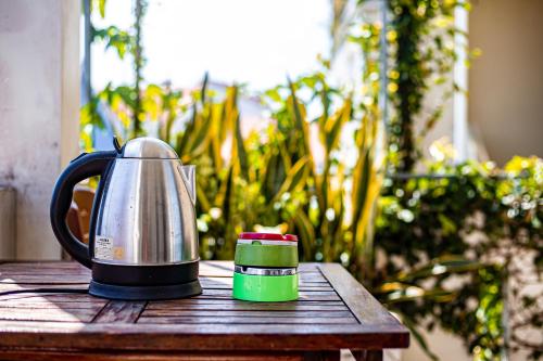 una macchina per il caffè appoggiata su un tavolo di legno di Skybird Homestay a Hoi An