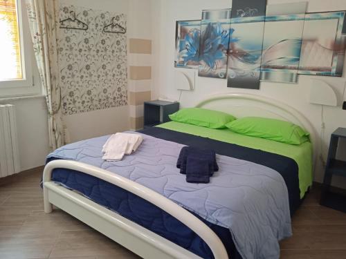 1 dormitorio con 1 cama con verde y púrpura en Casa orchidea, en Génova