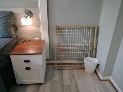 a bedroom with a bed and a dog cage at Lovely green townhouse in Frederick