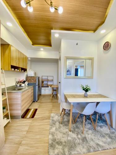 宿霧市的住宿－Apple One，厨房以及带桌椅的用餐室。