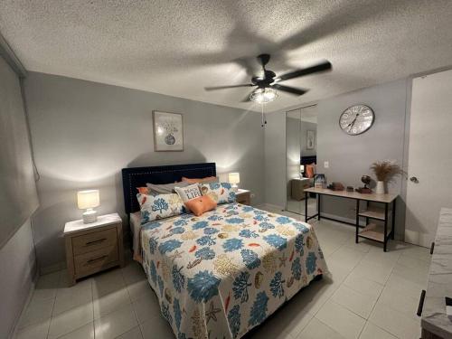 a bedroom with a bed and a ceiling fan at Feeling Tip’Sea in San Juan