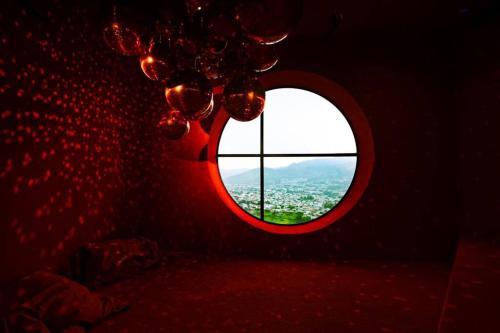 a round window in a room with a view at Secrt 1914 in San José