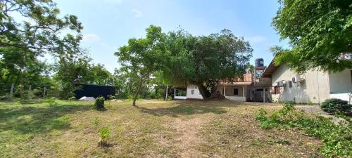 una casa con un árbol en el patio en Lake Lodge Weeravila, en Hambantota