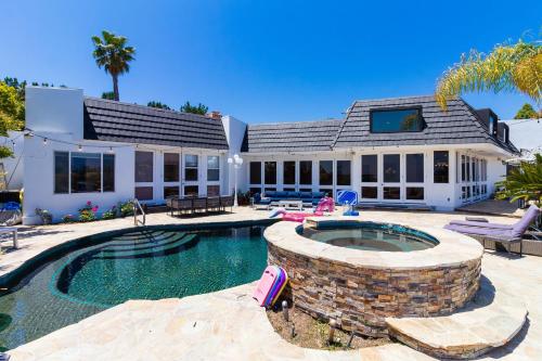 een huis met een zwembad en een huis bij Beverly Hills City View Mansion in Los Angeles
