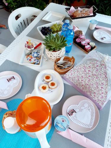 ダルミネにあるB&B La Deliceの食べ物の入った皿やボウルが置かれたテーブル