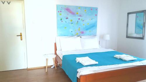 Un dormitorio con una cama azul con toallas. en Rooms Kata, en Rovinj