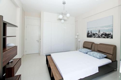 Tempat tidur dalam kamar di Sea Front Residence with Sandy Beach Private Jetty