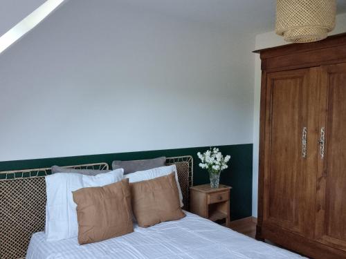 Un pat sau paturi într-o cameră la Chambres d'hôtes Le Petit Gravier