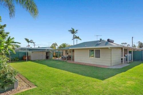 uma casa com um relvado verde em frente em Crestmead Cottage em Kingston