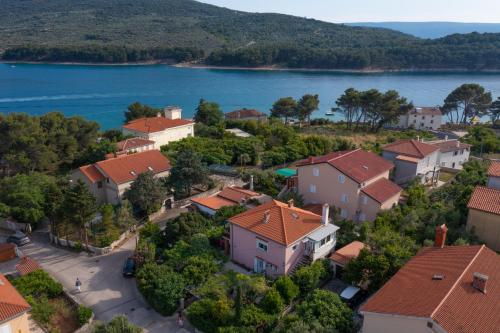 una vista aérea de una pequeña ciudad junto a un lago en Apartments Bura & Jugo, Cres, without stress, en Cres