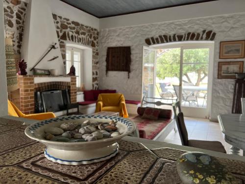 斯佩察島的住宿－Villa Ancora Spetses，客厅,桌子上放着一碗岩石
