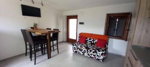 Habitación con mesa, sillas, mesa, mesa y silla en Casa Christine en Villa Minozzo