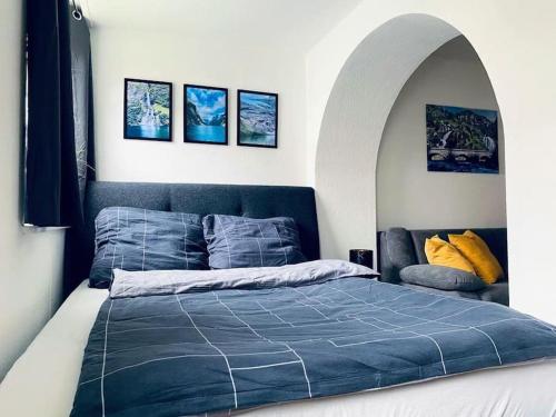 una camera con letto e piumone blu di Ferienwohnung Villa Radau a Bad Harzburg