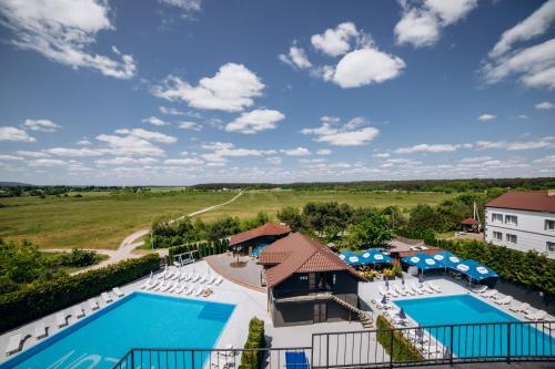 Bazén v ubytování Avalon Hotel&Pool nebo v jeho okolí