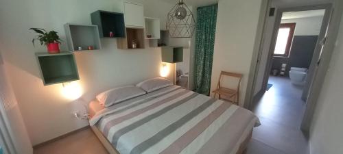 um quarto com uma cama e luzes na parede em Casa Christine em Villa Minozzo