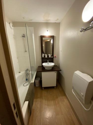 une salle de bain avec un lavabo, une baignoire et des toilettes dans l'établissement Appartement en duplex pour 8 personnes, à Arreau