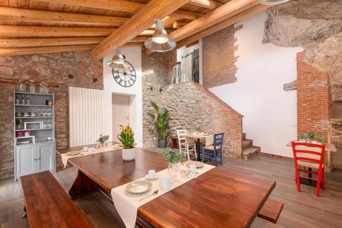 eine Küche und ein Esszimmer mit einem großen Holztisch in der Unterkunft Porto di Clanezzo in Clanezzo