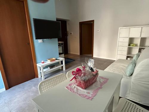 Televisyen dan/atau pusat hiburan di Casa Susanna - delizioso piano terra, centralissimo, superservito, tranquillo, appena fuori ZTL parcheggio libero