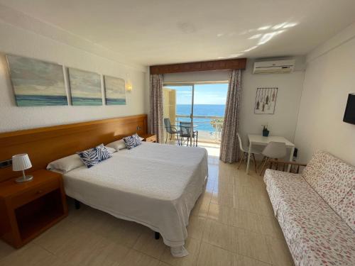 1 dormitorio con cama y vistas al océano en Apal Chinasol Estudios, en Almuñécar