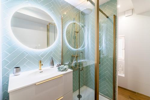 a bathroom with a sink and a mirror at Plein centre avec "PARKING PRIVE" Voitures électriques bienvenues in Cassis
