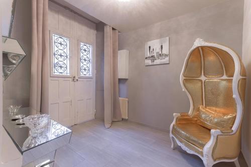 une chambre avec une chaise, une table et une porte dans l'établissement Duplex Saint-henry by Halldis, à Cannes