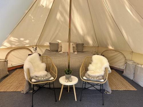 Posezení v ubytování Glampingtält, privat område, 3 mil utanför Örebro