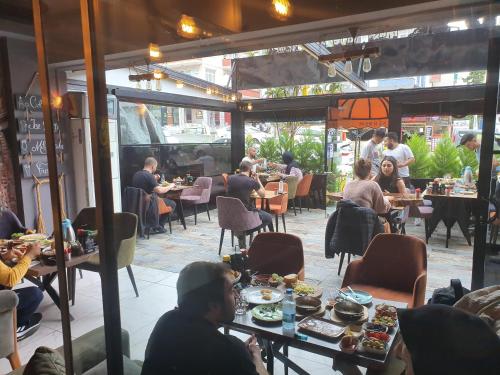 un groupe de personnes assises à table dans un restaurant dans l'établissement Dimora Gold Hotel, à Trabzon