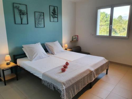 - une chambre dotée d'un grand lit avec deux ours en peluche dans l'établissement Appartement 2/4 pers, piscine, proche mer, Lecci, à Lecci