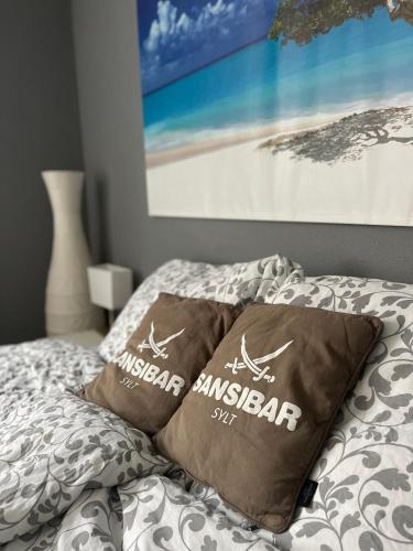 a bed with two pillows on top of it at Appartment 53qm im Architektenhaus - 2 Schlafzimmer mit Küche und Bad, nur 2min von A8 - ruhig und modern in Irschenberg