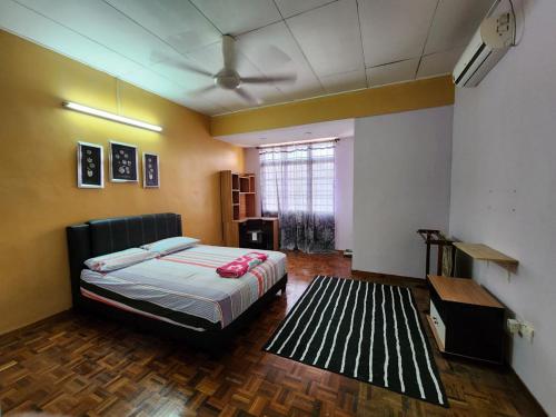 北賴的住宿－Homestay Taman Pauh Jaya, Seberang Perai, Bukit Mertajam，卧室配有一张床
