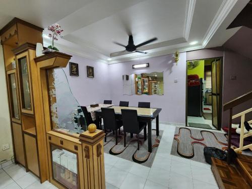 a dining room with a table and a fish tank at Homestay Taman Pauh Jaya, Seberang Perai, Bukit Mertajam in Perai