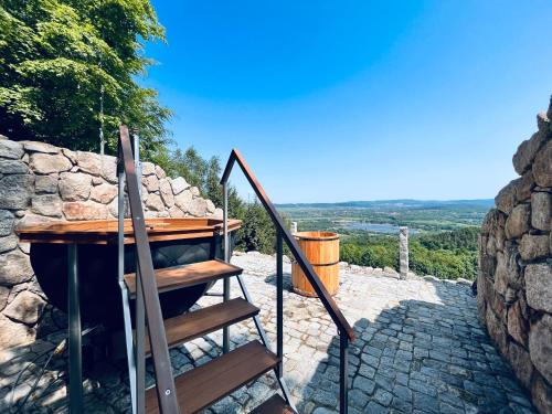 un escalier menant à un mur en pierre dans l'établissement Górskie domki w Karkonoszach z widokiem, à Podgórzyn