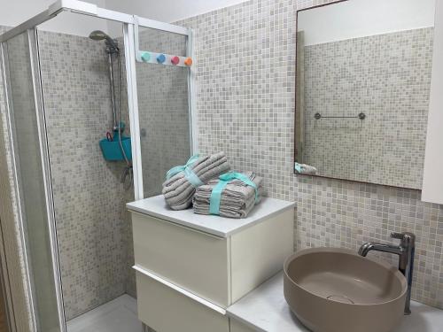 W łazience znajduje się wanna, umywalka i prysznic. w obiekcie À Grancéa w mieście Calasetta