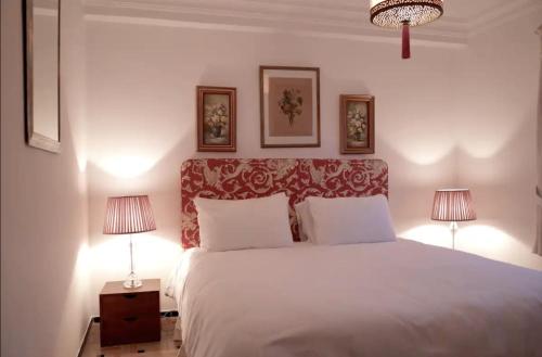 Een bed of bedden in een kamer bij Dar Mounia