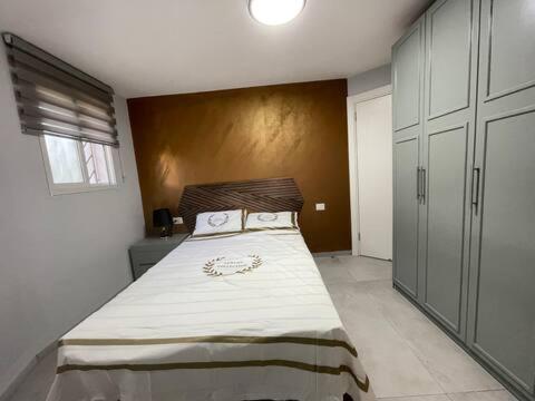ein Schlafzimmer mit einem großen Bett in einem Zimmer in der Unterkunft בוטיק בהרי הקסטל in Mevasseret Zion
