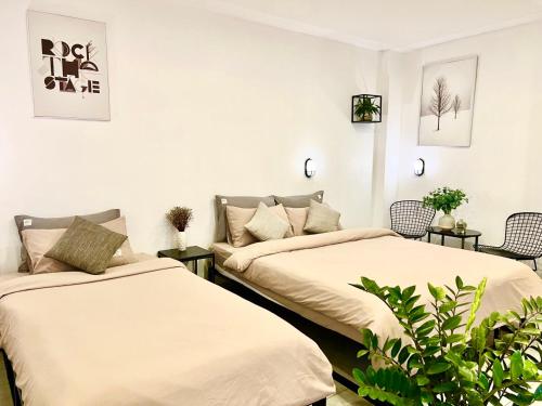 Giường trong phòng chung tại MIDMOST Boutique Hostel