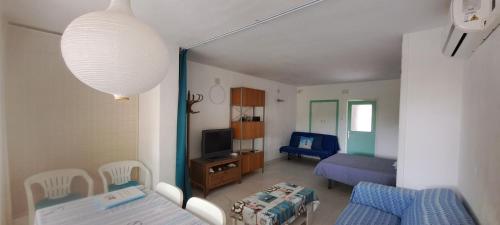 een woonkamer met een kamer met een bed en een televisie bij MARENOSTRUM Relax Beach Wifi free in Salou