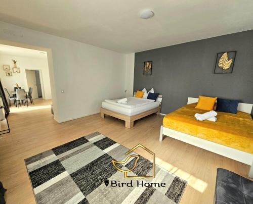 クラーゲンフルトにあるBird Home Room 4のベッド2台とリビングルームのある寝室