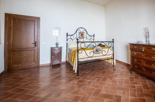 a bedroom with a bed and a wooden dresser at La casa in piazza in Panicale