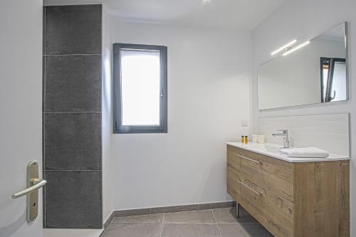 a bathroom with a sink and a mirror at La cour des teinturiers in Bayeux