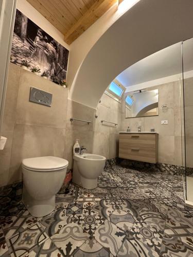 uma casa de banho com um WC e um lavatório em Tannur Del Carmine em Noto
